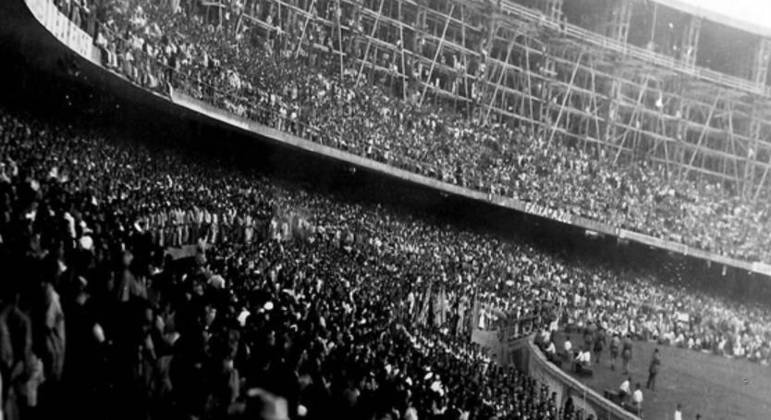 Brasil 7 X 1 Suécia, o Maracanã ainda com andaimes de madeira sobre a marquise