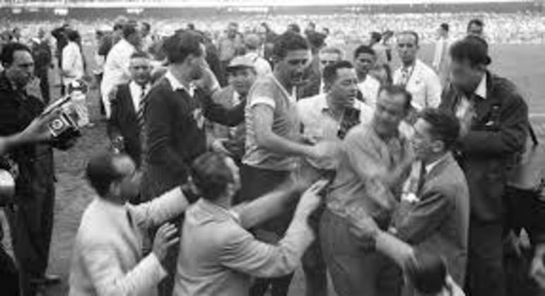 Fim de jogo, festa dos visitantes no gramado do Maracanã