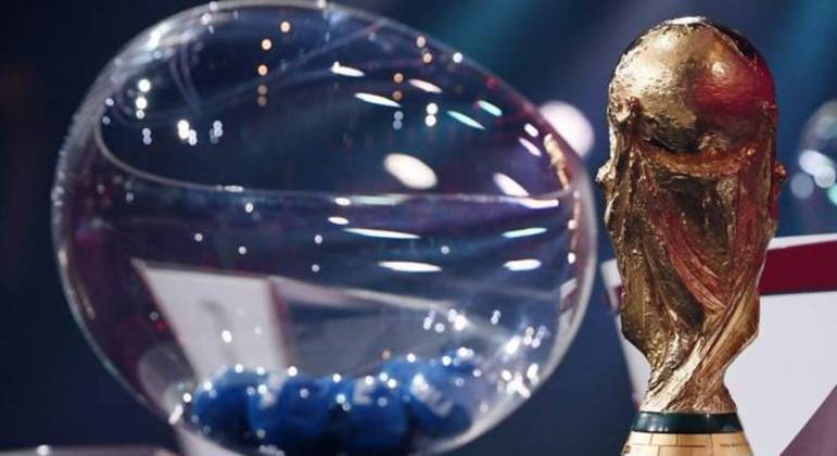 A Taça Fifa, à espera do sorteio das chaves da Copa, em 1º de Abril
