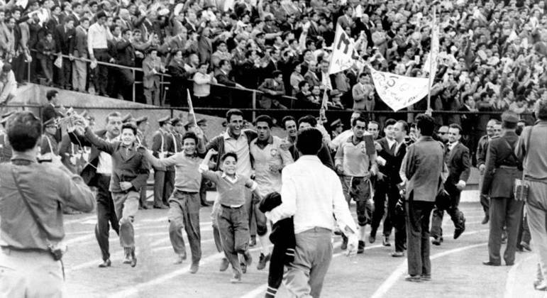 Garrincha lidera a volta olímpica do Brasil em Santiago do Chile