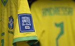 Em uma das mangas da camisa canarinho está estampada a frase 'O futebol une o mundo'
