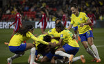 É gol do Brasil! Aos 19 minutos, Debinha cruzou a bola para a pequena área, que encontrou a cabeça de Ary Borges