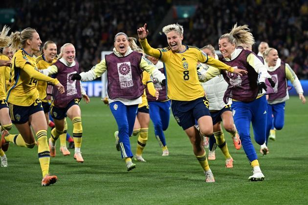 Numa decisão superemocionante, a seleção da Suécia se classificou para as quartas de final da Copa do Mundo Feminina ao eliminar os Estados Unidos. O jogo ficou no 0 a 0, e, depois da prorrogação, os times tiveram de partir para a cobrança de pênaltis. Após vários acertos iniciais, as jogadoras das duas seleções desperdiçaram oportunidades. Lina Hurtig (na foto, a camisa 8, com o braço levantado) fez a cobrança final que decretou a classificação da Suécia