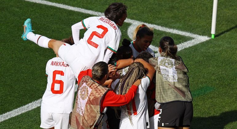 O jogo já começou quente, com Marrocos abrindo o placar com apenas seis minutos no relógio. Apesar do susto, a Coreia do Sul conseguiu se reerguer e bater de frente com as marroquinas, controlando a posse da bola e levando perigo para o adversário algumas vezes. A seleção do norte da África, por sua vez, se manteve firme e não deixou o gol de empate sair antes do intervalo.
