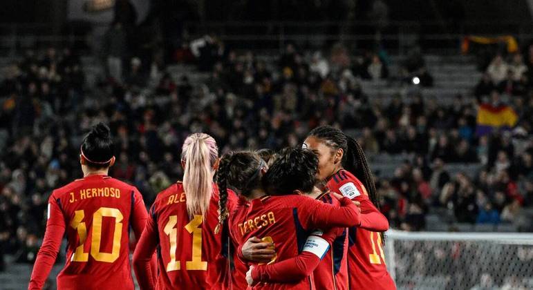 De maneira semelhante ao Japão no jogo contra a Costa Rica, a Espanha não demorou a abrir e ampliar o placar, marcando o primeiro gol aos 9 minutos e o segundo aos 13 do primeiro tempo. Porém, depois desse momento de brilhantismo, a seleção espanhola diminuiu o ritmo, e chegou a tomar alguns sustos com o ataque da Zâmbia.