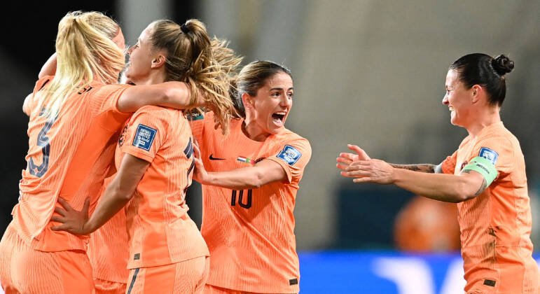 Primeiro tempo terminou só com um gol da Holanda. Stefanie Van Der Gragt marcou de cabeça e abriu vantagem em cima de Portugal, fazendo subir a pressão nas jogadoras portuguesas