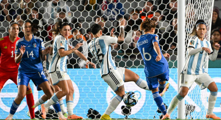 É a primeira vez na história que Itália e Argentina duelam na fase de grupos da Copa do Mundo feminina, e o duelo começou acirrado. Em menos de 15 minutos de partida, quatro faltas foram marcadas e a argentina Mariana Larroquette recebeu um cartão amarelo