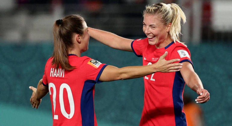 Do outro lado do Grupo A, as coisas iam muito bem para a Noruega após os 45 minutos iniciais. Com um placar folgado de 3 a 0 sobre as Filipinas, a seleção europeia encaminhava sua classificação, passando a Nova Zelândia nos critérios de desempate. Já a equipe asiática se via dando adeus à competição com este resultado.