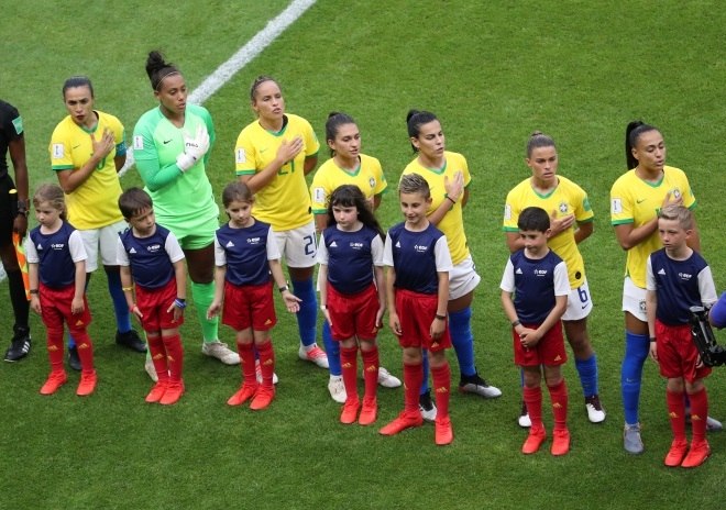 Brasil perde para a França na prorrogação e se despede da Copa do