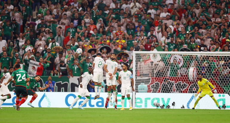 5. LUIS CHÁVEZ (México 2 x 1 Arábia Saudita)Na última rodada do Grupo C, o México venceu a Arábia Saudita por 2 a 1, mas acabou sendo eliminado. Ainda assim, o meia Luis Chávez voltou para casa com um golaço na bagagem. De muito longe, ele cobrou falta com perfeição, no ângulo, e sem chances para o goleiro