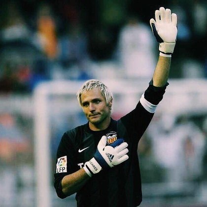 O goleiro estava se perfumando dentro do quarto, durante a concentração, mas o frasco de perfume acabou deslizando da mão do goleiro. No reflexo, Cañizares tentou salvar o perfume de quebrar no chão com o pé, mas a ideia deu muito errado