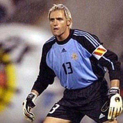 Santiago Cañizares era um dos grandes goleiros do mundo no começo dos anos 2000. Com a camisa do Valência, o espanhol foi titular de duas finais de Liga dos Campeões (2000 e 2001) e conquistou a La Liga (2002), além de ter sido eleito o melhor arqueiro do planeta em 2001