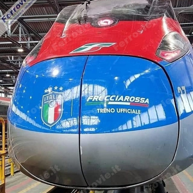 A proa de um trem da "Frecciarossa", com o logo da Federcalcio