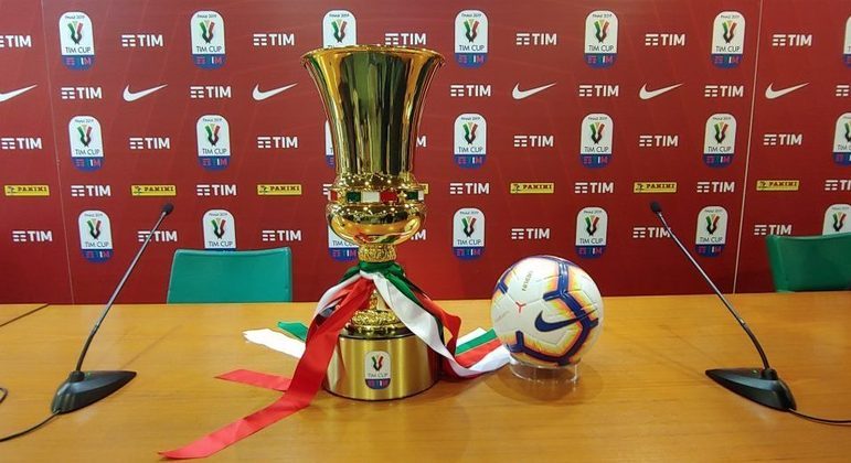 A taça e a bola da Copa Itália