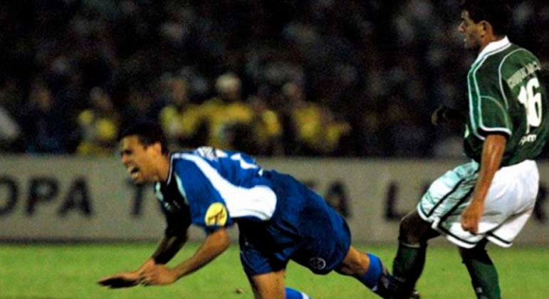 Copa Libertadores de 2001 - Em 2001, O Palmeiras seguiu buscando o seu segundo título da Libertadores, mas novamente foi parado pelo Boca Juniors. Dessa vez, na semifinal. Após se classificar em primeiro no Grupo 2 e eliminar o São Caetano e o Cruzeiro, o time de Celso Roth empatou por 2 a 2 com os Xeneizes.