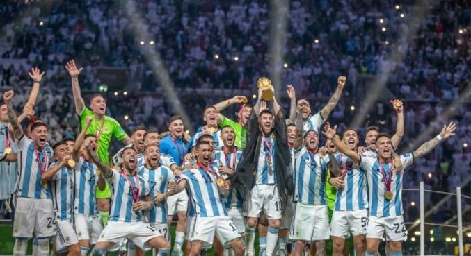 Seleção argentina celebra o título de melhor do mundo no estádio Lusail, em Doha, no Catar
