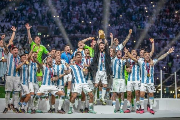 Seleção Argentina celebra o título de melhor do mundo no estádio de Lusail, em Doha, no Catar