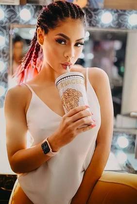 Copo de grife: A cantora Lexa apareceu nas redes sociais bebendo em um copo da marca Versace envolto em cristais preciosos. E o preço? Quase 9 mil reais!