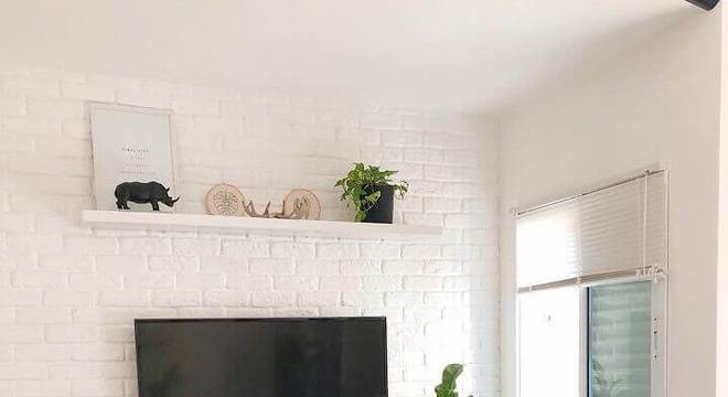 cor branca para sala simples decorada com tapete listrado preto e branco 