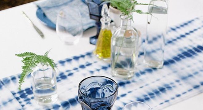 Cor do ano na mesa de jantar