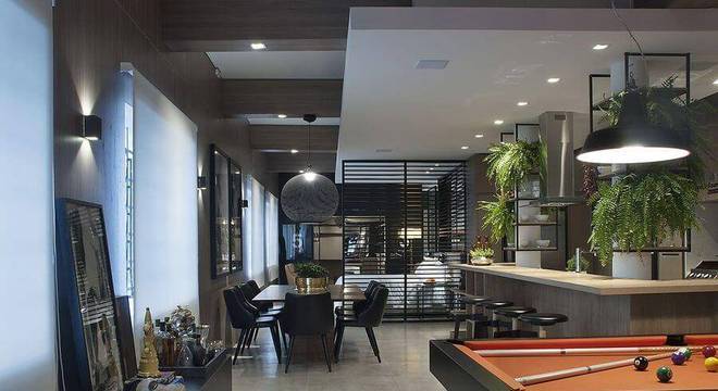 cor laranja - cadeiras de couro preto e mesa de sinuca laranja 