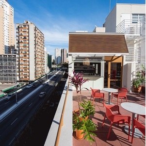Cora, em SP, tem um terraço para drinks e  petiscos ao ar livre