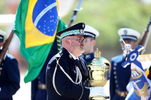 O coração de dom Pedro 1º chegou a Brasília na manhã desta segunda-feira (22). O órgão do primeiro imperador do Brasil é conservado em formol e foi carregado pelo superintendente da polícia portuguesa, Antônio Leitão da Silva.