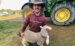 Em entrevista à publicação, Marshall Bowey, proprietário do animal, disse que o cordeiro 'andava um pouco estranho' quando nasceu