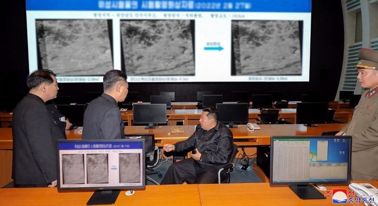 Kim Jong-un em visita à Administração Nacional de Desenvolvimento Aeroespacial da Coreia do Norte
