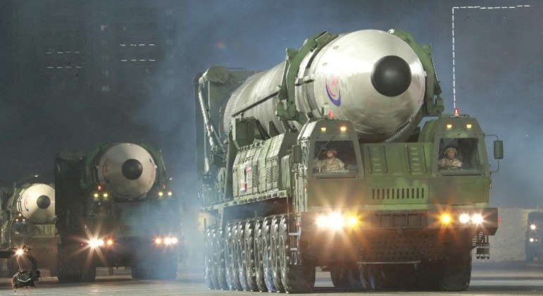 Desfile militar no aniversário de fundação das Forças Armadas da Coreia do Norte em abril