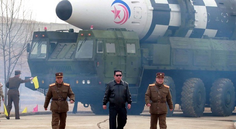 Presidente da Coreia do Norte, Kim Jong-un exibe constantemente poderio bélico do país