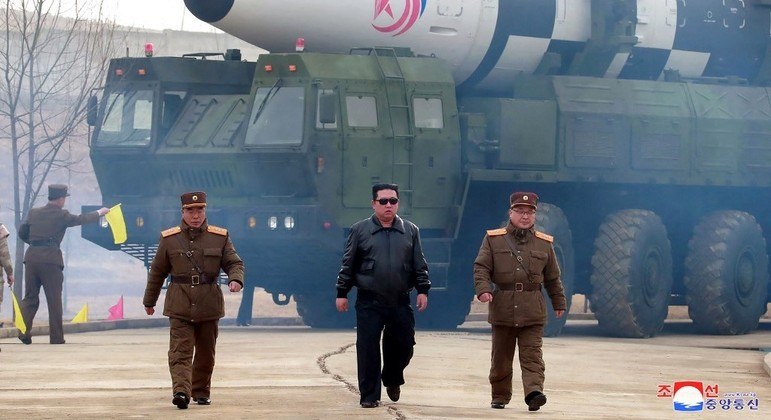 Líder norte-coreano Kim Jong-un, antes do teste com um míssil balístico intercontinental