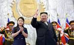 A ditadura da Coreia do Norte mostrou ao mundo, numa aparição rara, a filha de 10 anos de Kim Jong-un. Das poltronas revestidas de couro e de uma sacada especialmente construída para a família que domina o país, símbolos de ostentação e riqueza, Kim Ju-ae acompanhou e aplaudiu de pé o desfile militar em comemoração dos 75 anos da criação do país