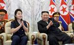 Desde novembro passado, Kim Jong-un leva, cada vez mais, a criança de 10 anos a apresentações militares. Alguns analistas internacionais entendem que o ditador, ao levar a filha aos eventos, quer mostrar ao mundo que não está disposto a abrir mão voluntariamente das armas nucleares que tem