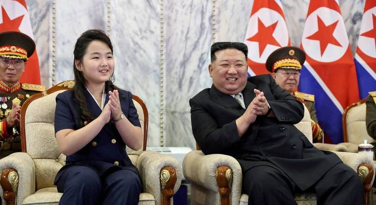A Coreia do Norterealizou um desfile paramilitar no 75º aniversário da fundação do país, que, segundoa imprensa estatal, contou com a presença do líder Kim Jong-un e das delegações daChina e da Rússia, países com os quais Pyongyang aprofunda os seus laços