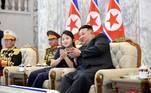 Kim Jong-un e Kim Ju-ae trocaram cochichos, bateram palmas e gargalharam durante a apresentação em Pyongyang, diretamente do espaço reservado ao pai na praça Kim Il-sung, que recebe esse nome em homenagem ao avô dele