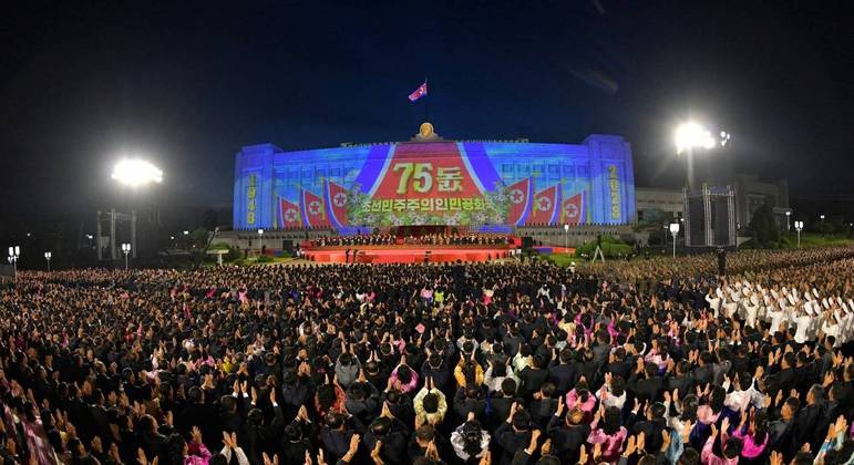 O evento, que ocorreuna praça Kim Il-sung, na capital, envolveu 'forças paramilitares' emvez de soldados do Exército regular. Armas proibidas pela ONU, como mísseisbalísticos intercontinentais, não foram exibidas, relatou a mídia estatal