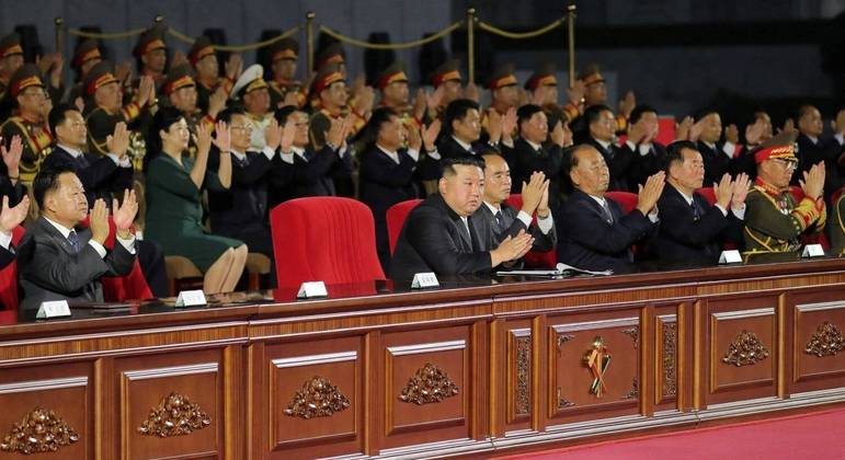 Essa presença dedignitários chineses e russos alimenta as especulações sobre uma reunião entre Kime Putin para discutir acordos de venda de armas