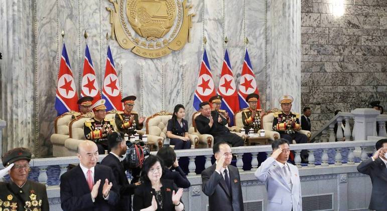 De acordo com a mídia
estatal chinesa, o presidente Xi Jinping também parabenizou Kim por telefone. 