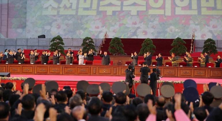 O presidente da Rússia,
Vladimir Putin, citado pelo Kremlin, felicitou Kim pelo aniversário, defendendo
o fortalecimento dos 