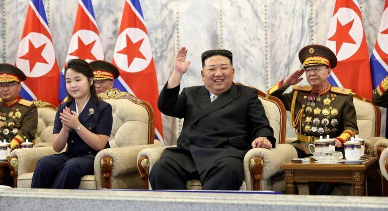 Imagens da imprensaoficial mostram brigadas paramilitares uniformizadas, algumas em tratores ou grandescaminhões vermelhos, todas sob o olhar atento de Kim e de sua filha, sorridente