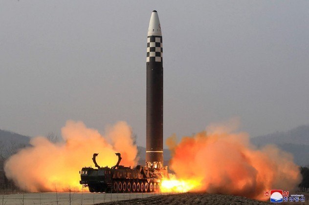 De acordo com informações da agência AFP, citando analistas e o Exército da Coreia do Sul, o lançamento do Hwasong-17 pode ter sido o primeiro bem-sucedido de um míssil intercontinental norte-coreano