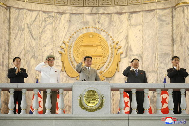 Vestido com um terno cinza de estilo ocidental, Kim Jong-un apareceu à meia-noite diante da multidão e saudou a população do país, afirmou a agência oficial, sem revelar detalhes sobre o discurso