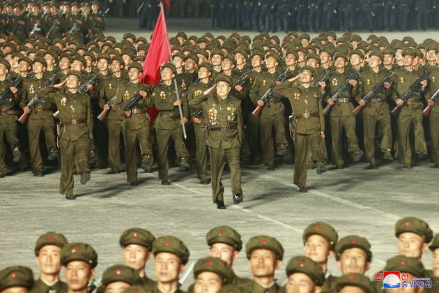 Em um desfile em janeiro, celebrado uma noite antes da posse de Joe Biden como presidente dos Estados Unidos, os militares norte-coreanos exibiram mísseis balísticos para submarinos na Praça Kim Il-sung, diante do dirigente Kim Jong-un