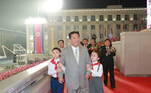 Durante o desfile, Kim caminhou com duas crianças norte-coreanas