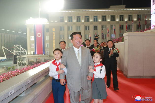 Durante o desfile, Kim caminhou com duas crianças norte-coreanas