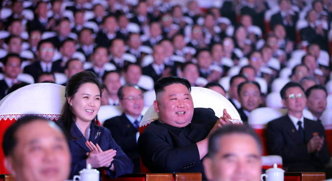 Esposa de Kim Jong-un reaparece em evento público após 'sumiço'
