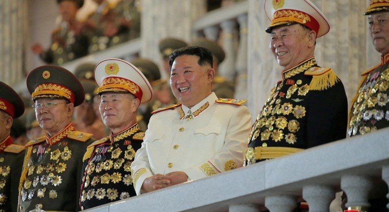 O líder da Coreia do Norte, Kim Jong Un, sorri durante desfile militar 