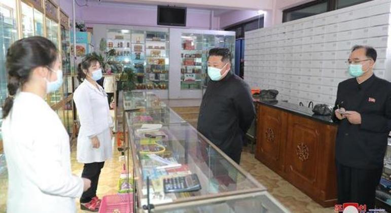 O líder norte-coreano Kim Jong-un visita uma farmácia em Pyongyang
