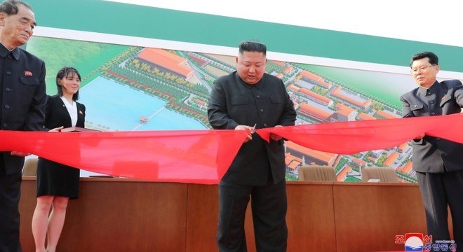 Ditador em inauguração de uma fábrica ao sul da capital, Pyongyang